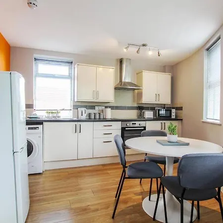 Primeee Location! - Modern * Bristol