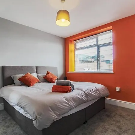 Primeee Location! - Modern