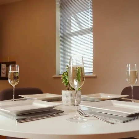 Primeee Location! - Modern Бристоль