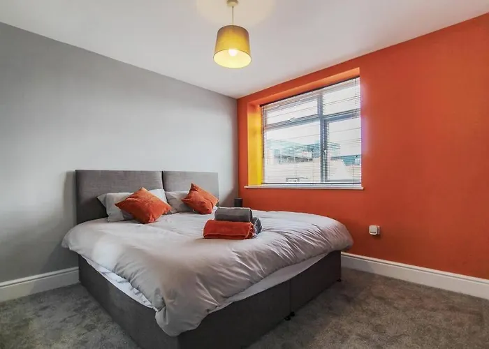 Primeee Location! - Modern