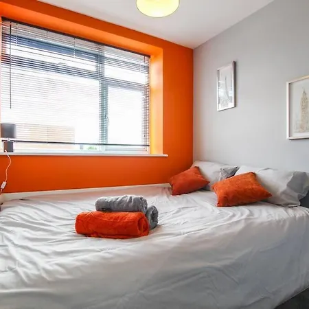 Primeee Location! - Modern *