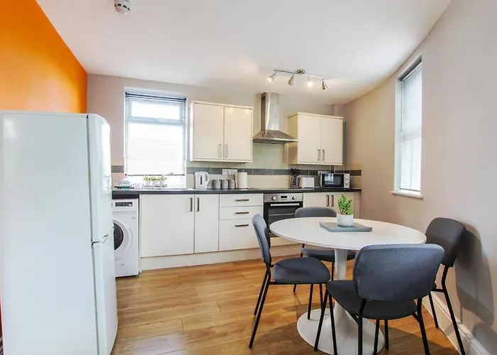 Primeee Location! - Modern * Bristol